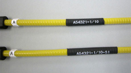 光ファイバの種類を示す記号が英数字2文字で追加されます。 (写真下側はシングルモードの例)