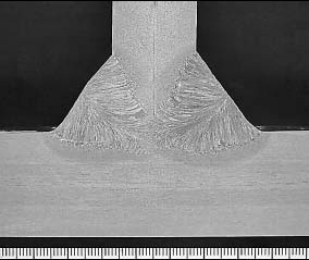 写真１ 断面マクロ（ウエブ板厚25mmの開先なし完全溶け込み溶接）